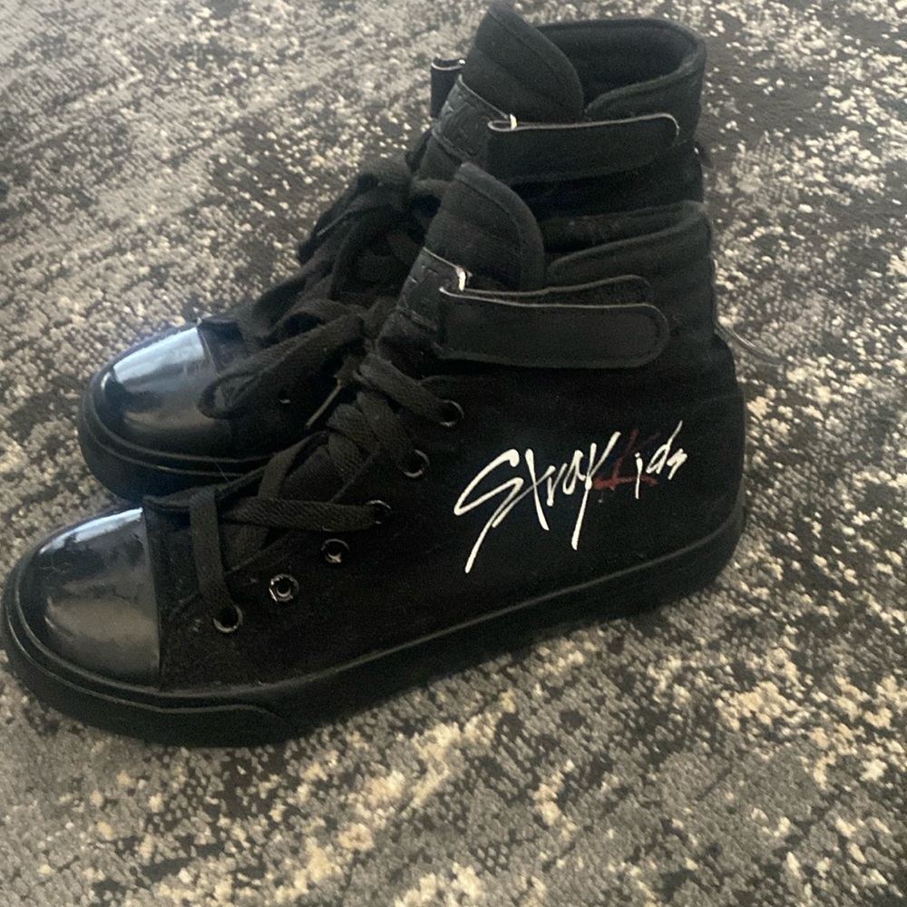 Stray Kids SKZ black sneakers 6.5
